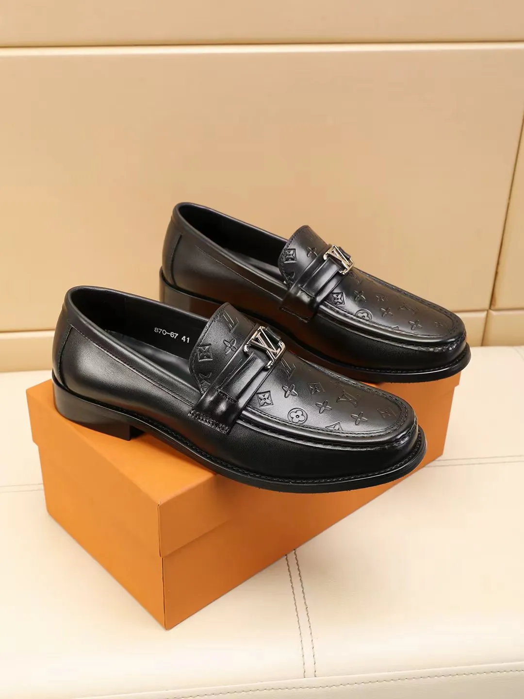 Men's shoes 440 💰 Louis Vuitton LV ® 🆕 model 🔛Full shoe counter, first layer cowhide, 🐂leather lined casual shoes for men, super soft outsole, essential for driving. Synchronized with the counter, original first layer cowhide, completely 1:1 mold customization🌹top version, color optional! Number: 39-44 (customized at 38.45.46)